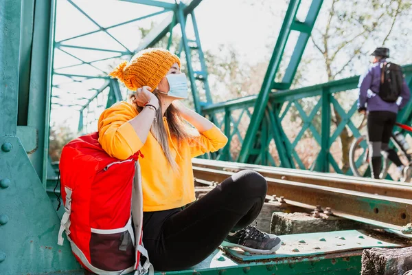 Donna Trekking Poggia Binario Ferroviario Abbandonato Con Sua Maschera Chirurgica — Foto Stock