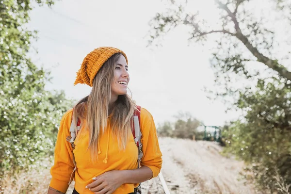 Mujer Sonriente Explorando Viejas Vías Del Ferrocarril Con Mochila Disfrutando —  Fotos de Stock