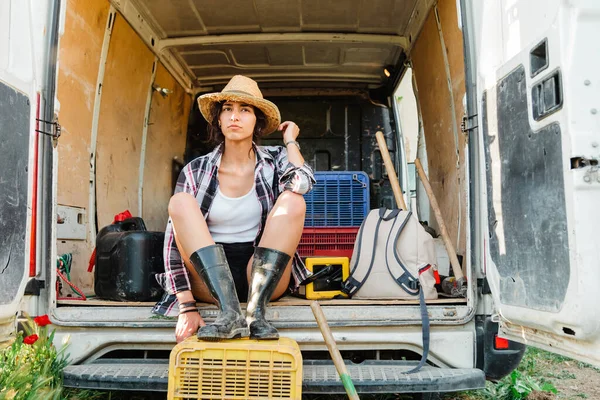 Jovem Agricultor Mulher Descansando Uma Van Campo Cultivo — Fotografia de Stock