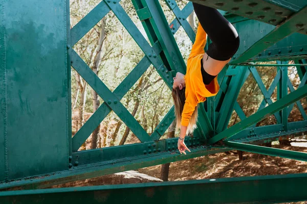 Une Femme Suspendue Comme Singe Des Poutres Fer Concept Liberté — Photo