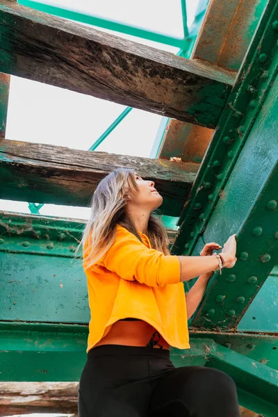 Mujer Divierte Explorando Viejo Puente Hierro Abandonado —  Fotos de Stock