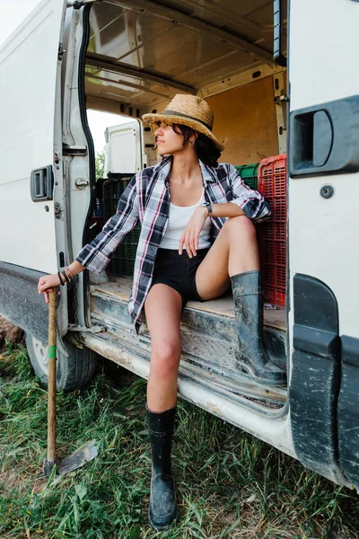 Young Farmer Woman Resting Van Crop Field — Stock Photo, Image