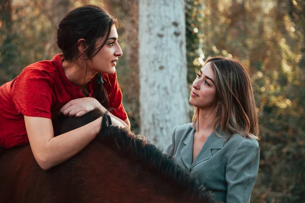 Duas Mulheres Amigas Conversando Dando Passeio Com Seu Cavalo Pelo — Fotografia de Stock