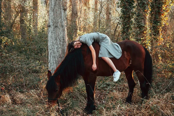 Mulher Bonita Abraçando Cavalo Marrom Vestindo Vestido — Fotografia de Stock