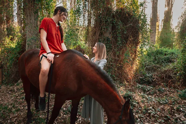 Deux Amies Bavardant Faisant Tour Avec Leur Cheval Travers Campagne — Photo