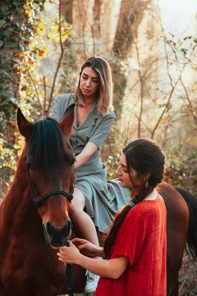 Duas Mulheres Amigas Conversando Dando Passeio Com Seu Cavalo Pelo — Fotografia de Stock