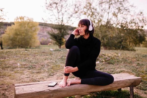 Junge Frau Hört Herbst Park Mit Kopfhörern Musik Auf Ihrem — Stockfoto