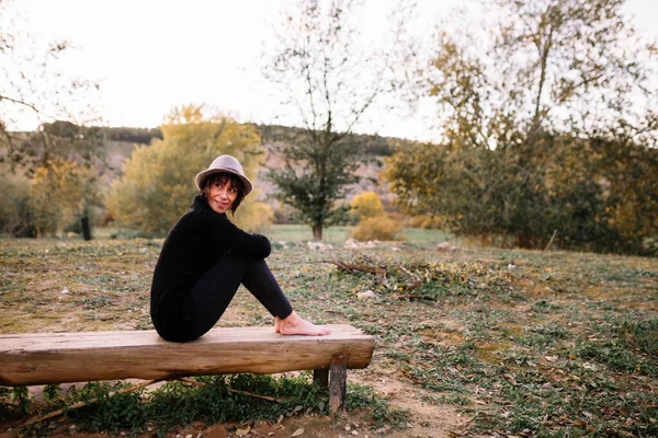 Femme Pratiquant Yoga Étirant Sur Banc Parc — Photo