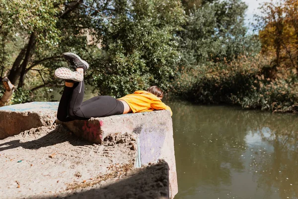 Femme Repos Près Rive Une Rivière Couchée — Photo