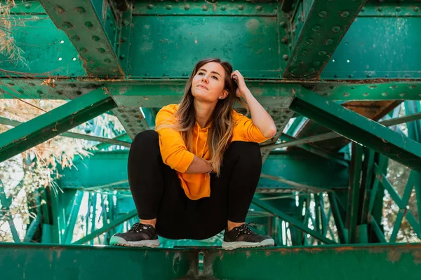 Mujer Divierte Explorando Viejo Puente Hierro Abandonado —  Fotos de Stock