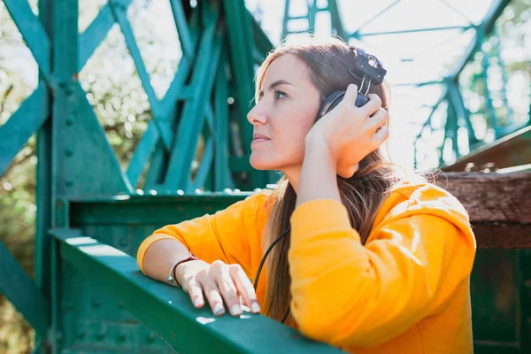 Femme Écoutant Musique Avec Ses Vieux Écouteurs Sur Pont Fer — Photo