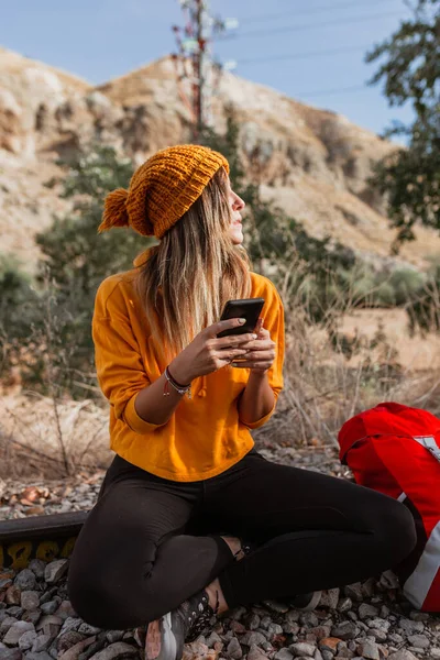 Femme Utilisant Son Smartphone Sur Une Voie Ferrée Abandonnée — Photo