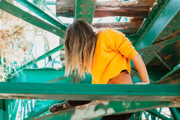 Donna Arrampicata Tra Travi Ferro Del Vecchio Ponte Ferroviario — Foto Stock