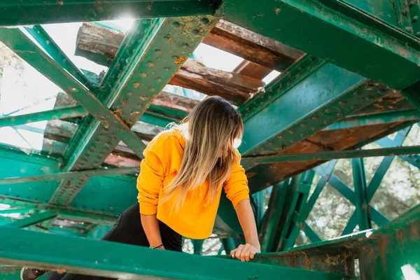 Жінка Піднімається Між Залізними Променями Старого Залізничного Мосту — стокове фото