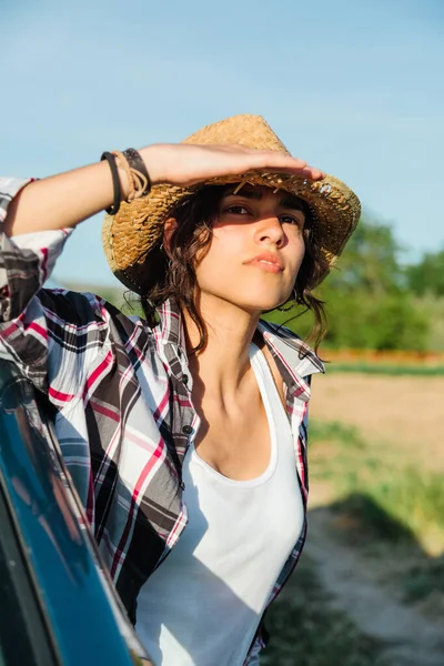 Jovem Agricultor Mulher Uma Van Olhando Para Longe Com Mão — Fotografia de Stock