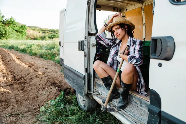 Jovem Agricultor Mulher Descansando Uma Van Campo Cultivo — Fotografia de Stock