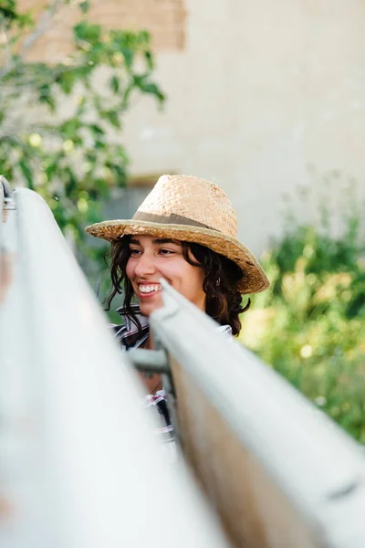 Junge Bäuerin Lieferwagen Schaut Auf Getreidefeld — Stockfoto