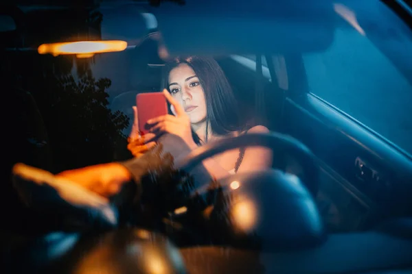 Jeune Femme Intérieur Une Voiture Utilisant Son Smartphone — Photo