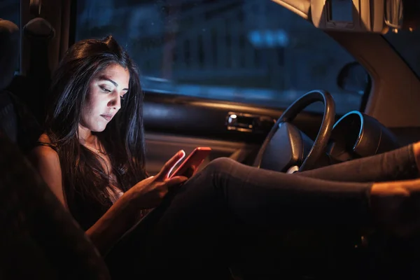 Mulher Dentro Carro Usando Seu Smartphone Olhando Através Janela — Fotografia de Stock