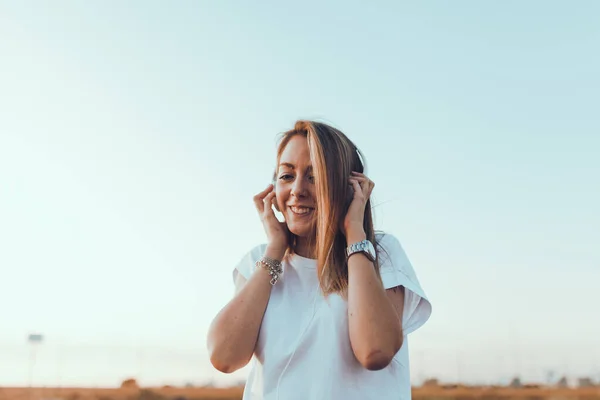 Junge Frau Hörte Mit Laptop Externe Kommunikation Über Kopfhörer — Stockfoto