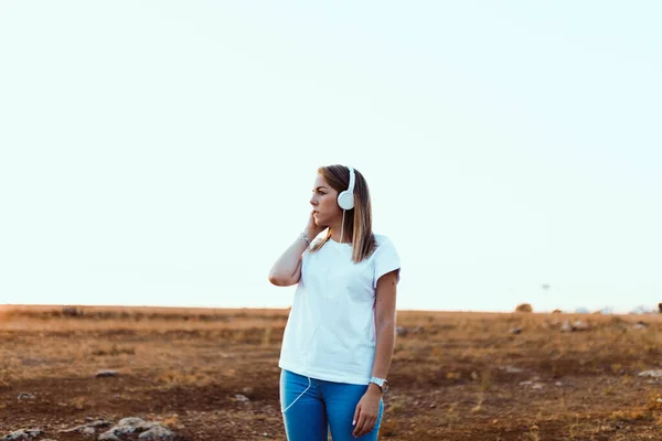 Jeune Femme Avec Son Ordinateur Portable Écouté Des Communications Externes — Photo