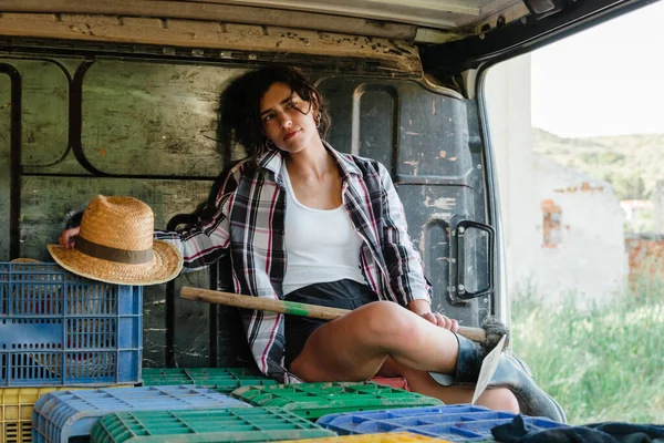 若い農家の女性が畑のバンで休んでいる — ストック写真