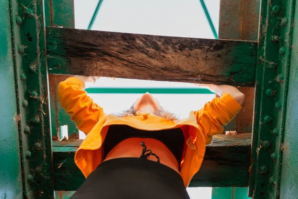 Femme Amuse Explorer Vieux Pont Fer Abandonné — Photo