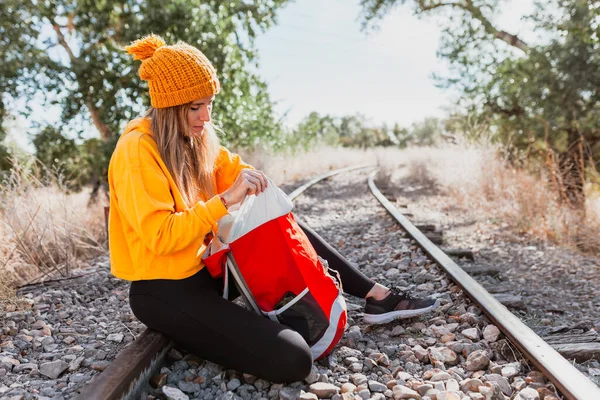 Donna Trekking Riposa Una Ferrovia Abbandonata Cerca Qualcosa Nel Suo — Foto Stock