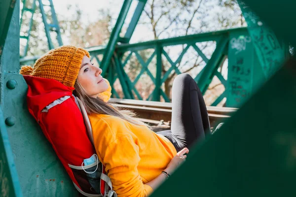 Žena Trekking Spočívá Opuštěném Starém Železničním Mostě — Stock fotografie
