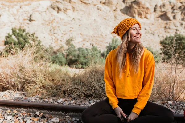 Trekking Mujer Descansa Una Vía Férrea Abandonada —  Fotos de Stock