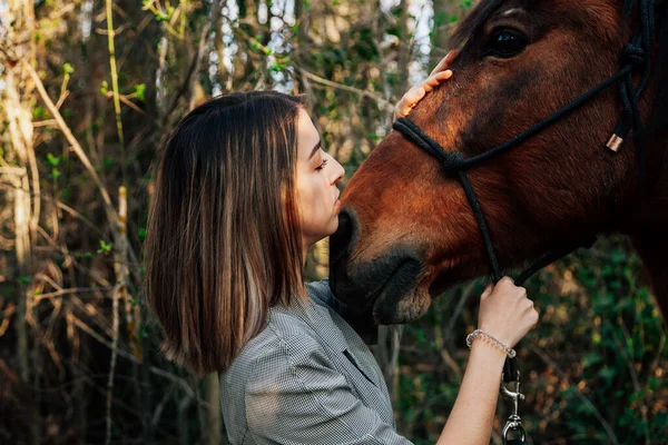 Kobieta Pieszcząca Rozmawiająca Jego Koniem Wsi — Zdjęcie stockowe