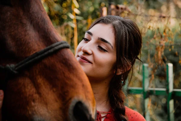 Uma Mulher Acariciando Conversando Com Seu Cavalo Campo — Fotografia de Stock