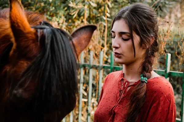 Kobieta Pieszcząca Rozmawiająca Jego Koniem Wsi — Zdjęcie stockowe
