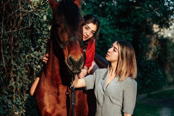 Duas Mulheres Amigas Conversando Dando Passeio Com Seu Cavalo Pelo — Fotografia de Stock