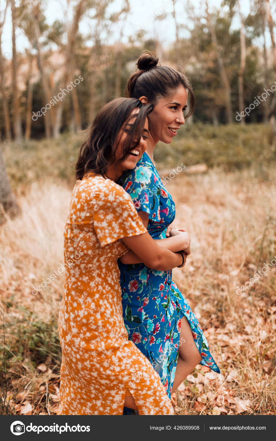 Deux Jeunes Lesbiennes Caressant Dans Les Bois Portant Longues Robes Image Libre De Droit Par