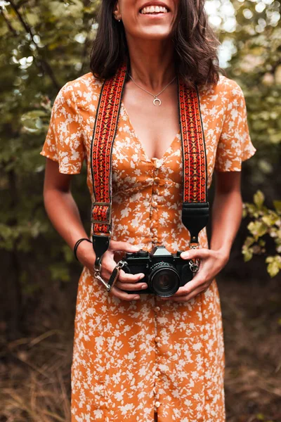 Fotógrafo Menina Floresta Segura Sua Mão Uma Antiga Câmera Filme — Fotografia de Stock