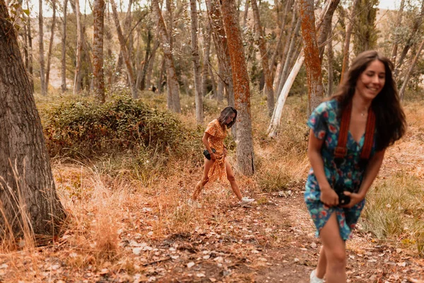 Duas Jovens Lésbicas Andando Desfrutando Floresta Vestindo Vestidos Longos — Fotografia de Stock