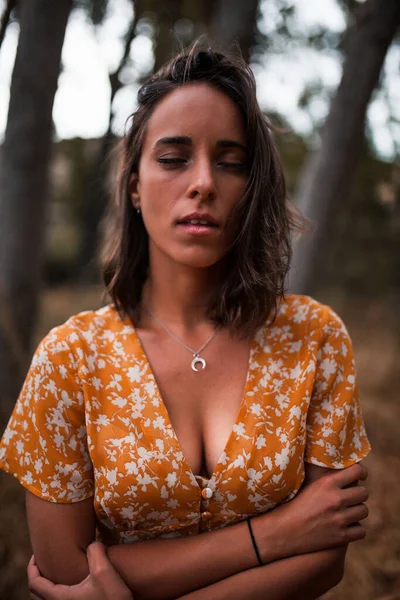 Retrato al aire libre de una hermosa morena vestida con un vestido en el bosque —  Fotos de Stock