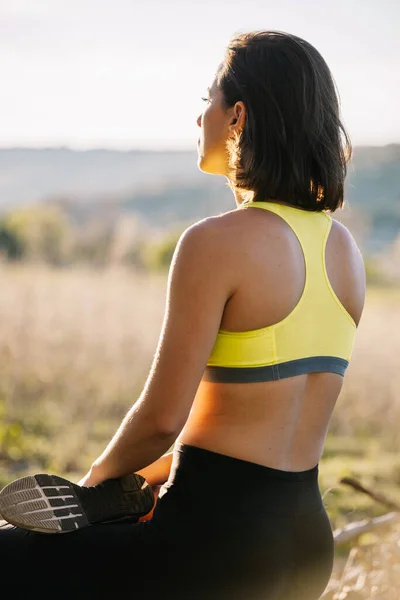 Joven hermosa mujer haciendo ejercicios de yoga en el parque — Foto de Stock