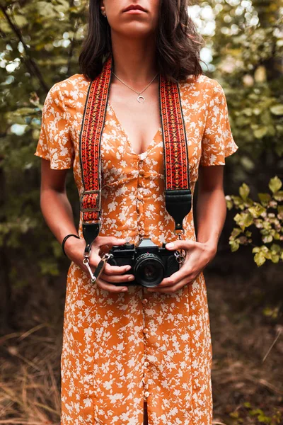 Ragazza fotografa nel bosco tiene in mano una vecchia macchina fotografica vintage — Foto Stock