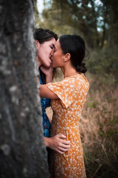 Deux jeunes lesbiennes s'embrassent et se caressent dans les bois — Photo