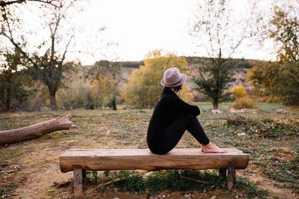 Egy nő, aki jógázik és nyújtózkodik a parkban. — Stock Fotó