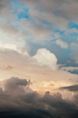 Fırtınalı bulutlu dramatik gökyüzü