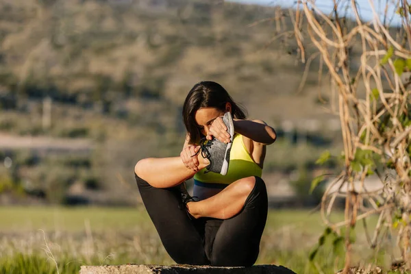 Genç ve güzel bir kadın parkta yoga egzersizleri yapıyor. — Stok fotoğraf