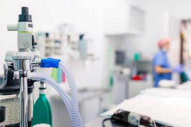 Hastane odasında oksijen solunum ekipmanı var.