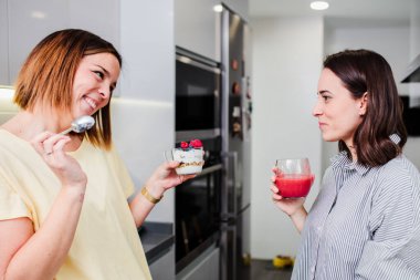 Kadınlar sağlıklı yiyecekler hazırlıyorlar mutfakta sebzelerle oynuyorlar beslenme konsepti oluşturuyorlar..