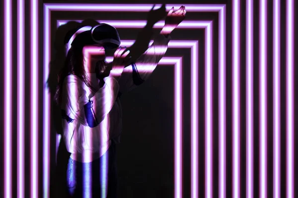 Женщина Использующая Гарнитуру Виртуальной Реальности Движущаяся Рука Интерактивной Технологической Выставке — стоковое фото
