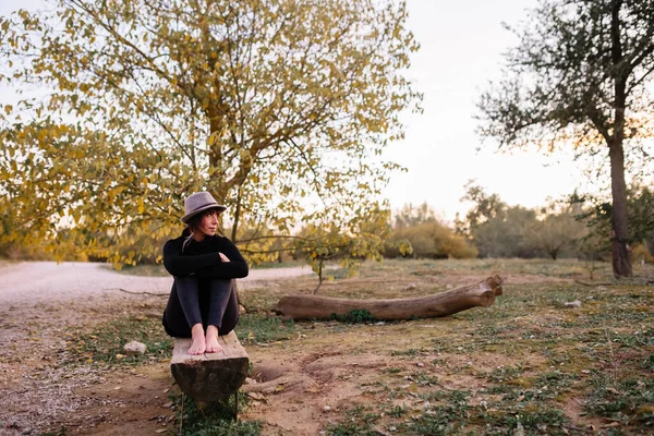 Жінка практикує йогу і тягнеться на лавці парку — стокове фото