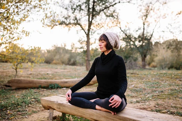 女性はヨガを練習し、公園のベンチで瞑想 — ストック写真