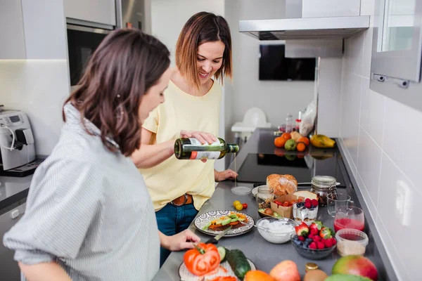 Γυναίκες που ετοιμάζουν υγιεινά τρόφιμα στην κουζίνα διασκεδάζοντας, έννοια δίαιτα διατροφή. — Φωτογραφία Αρχείου
